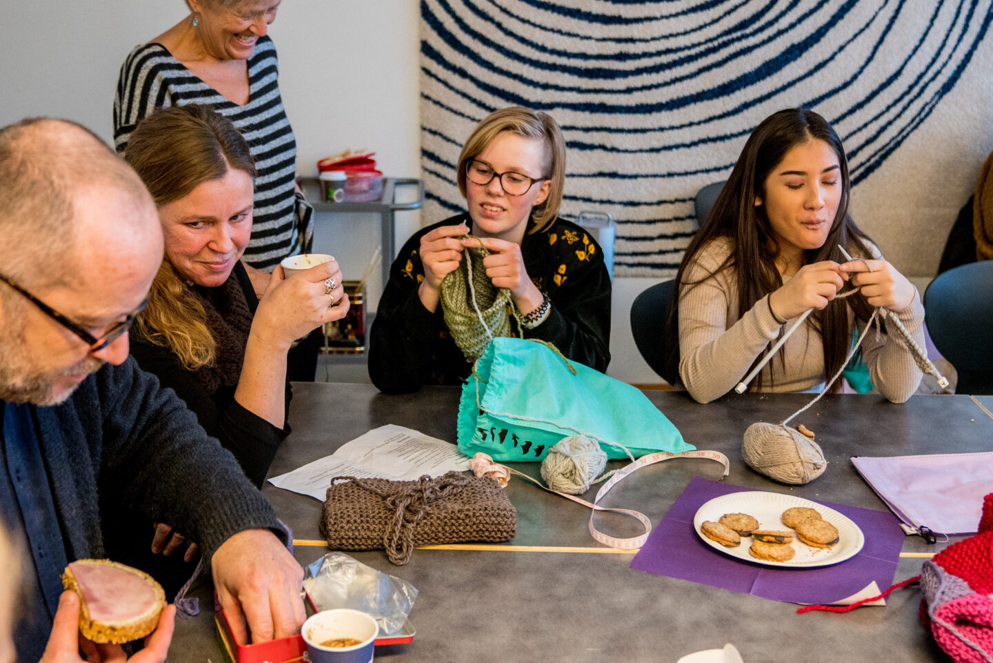 Elever på Rosenvilde skole på strikkekafe, Bildet viser flere elever som sitter rundt et bord og strikker.