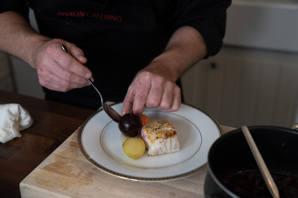 Erling Sundal tilbereder juletorsk med tilbehør for Magasinet BY sine lesere, men sier han ikke er sikker på om det er det han skal servere i år på Kafe Møtestedet