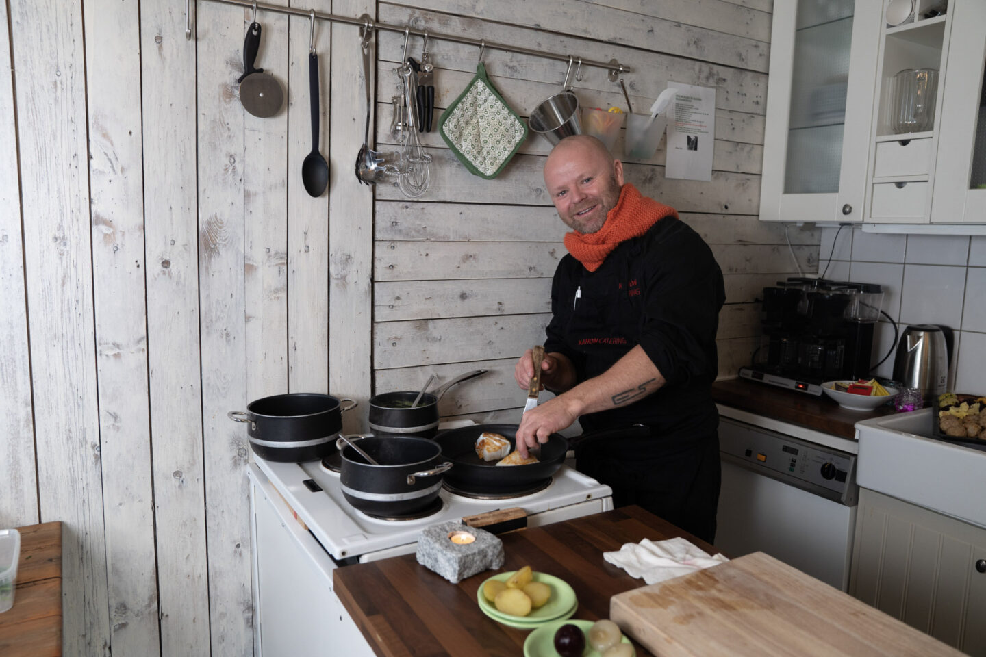 Kokk Erling Sundal lager mat for Kafe Møtestedet