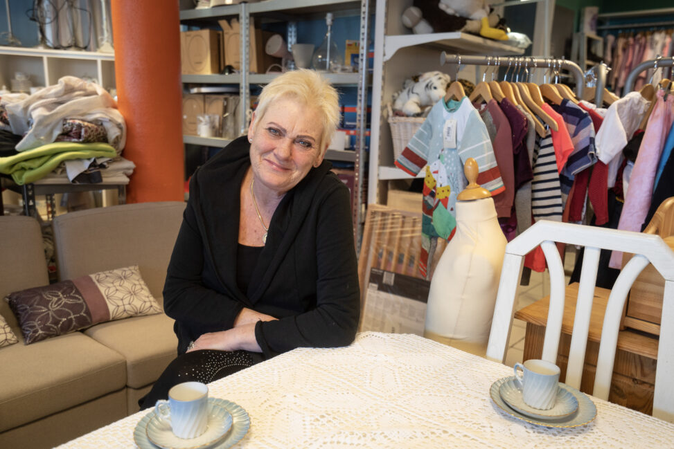 Lill-Ann Tellefsen i bruktbutikken i Drammen