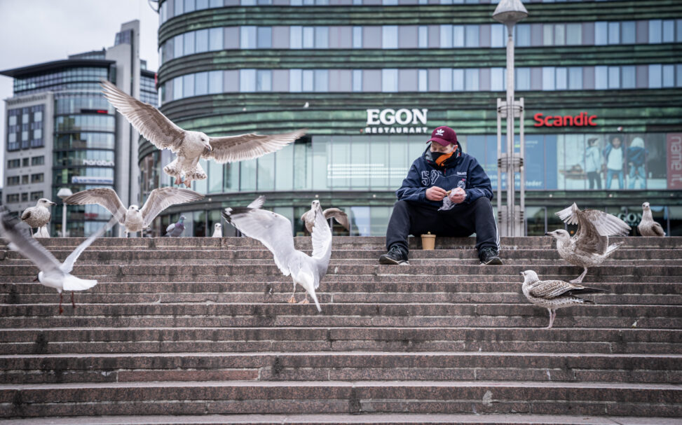 Mann på trappa utenfor Oslo S