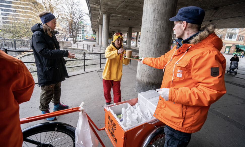 En mann på Vaterland får suppe