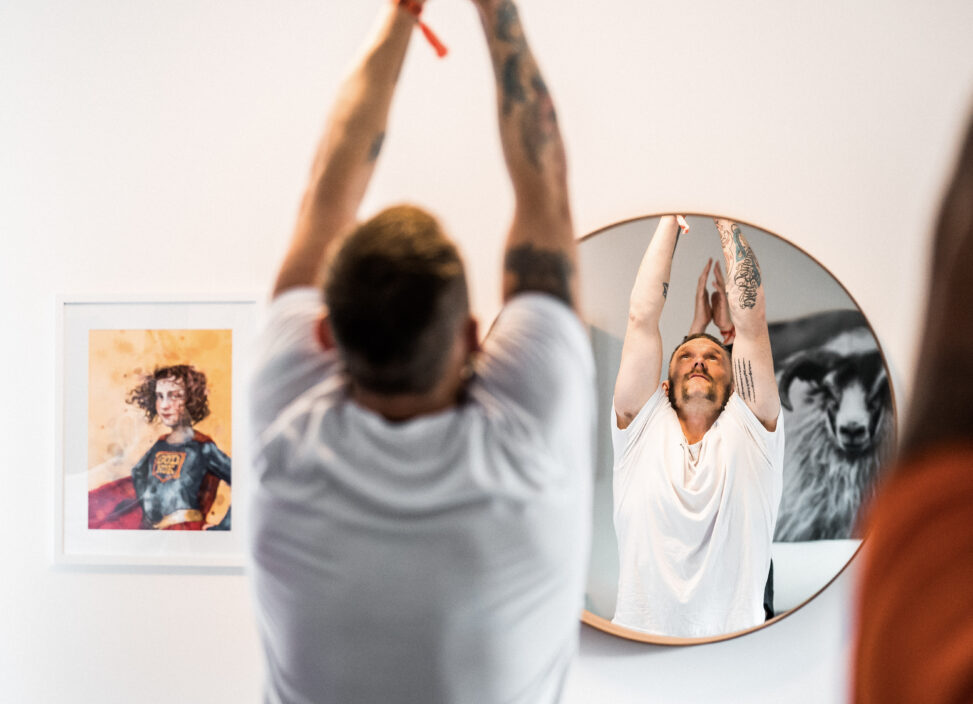 Richard gjør yoga på Origosenteret